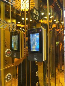 Thang máy tải khách