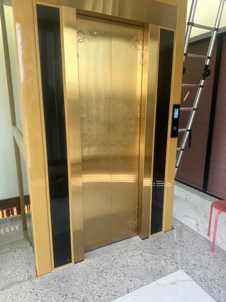 Thang máy tải khách